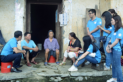 实践队探访了空巢、残疾老人和特困户