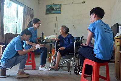 实践队探访了空巢、残疾老人和特困户